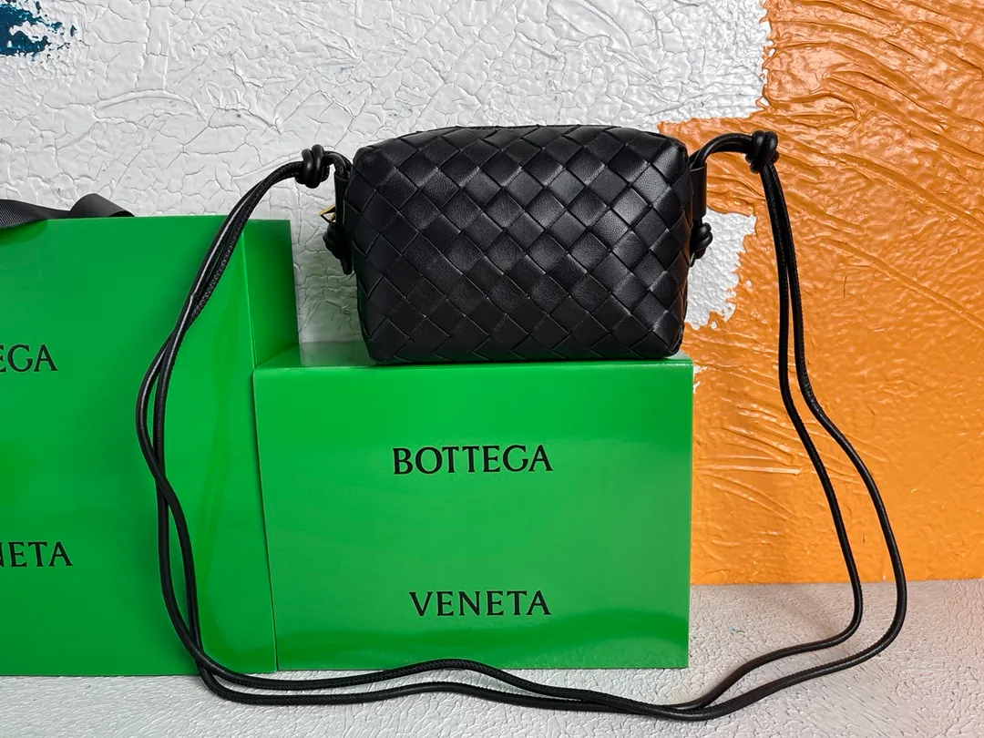 Batch 1120 BOTTEGA VENETA/Bottega 2021 new women's POUCH crossbody bag clutch, lntfecciato woven leather crossbody mini handbag, single internal open pocket, zipper closure, computer embroidered leather shoulder strap can be adjusted in length, model: 30308 Color: black Origin: Italy Size: 17*12*8
